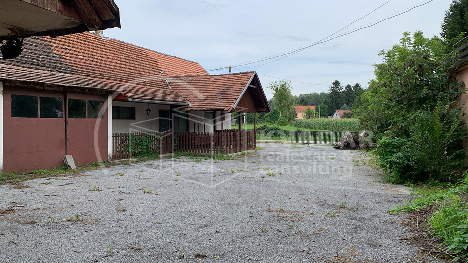 RUGVICA, OBOROVO / GRAĐEVINSKO i POLJOPRIVREDNO ZEMLJIŠTE SA OBJEKTIMA 25844m2