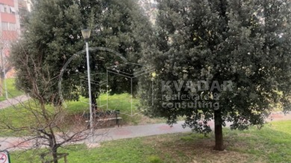 Split - Ravne njive - 2S stan 55m2 sa balkonom - visoko prizemlje