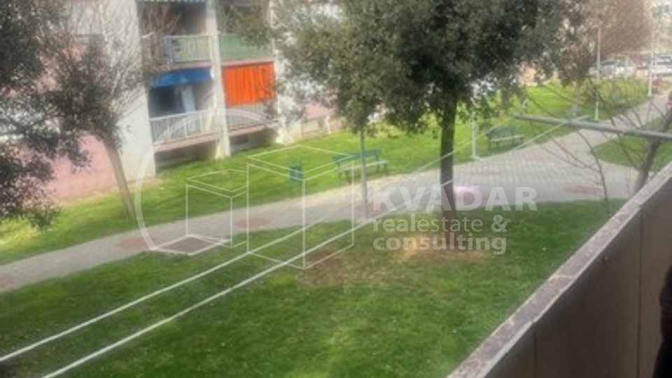 Split - Ravne njive - 2S stan 55m2 sa balkonom - visoko prizemlje