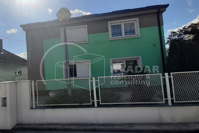 IvanićGrad-centar/atraktivni poslovno-stambena zgrada/260m2+pomočni objekt/379.000€!