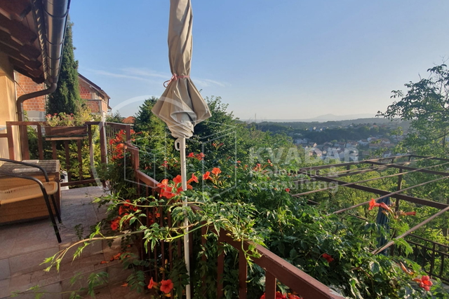 Bijenik/lijepa obiteljska kuća površine 287m2/2stana/vočnjak---ukupna površina parcele 589m2