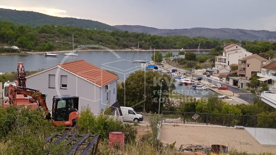 Građevinsko zemljište u centru mjesta s  pogledom na uvalu - Bilice - Vrulje