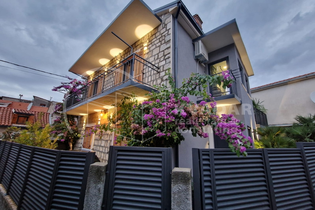Stone house in the center of Kaštel Stari, 50m from the sea, newly renovated - Designer Home