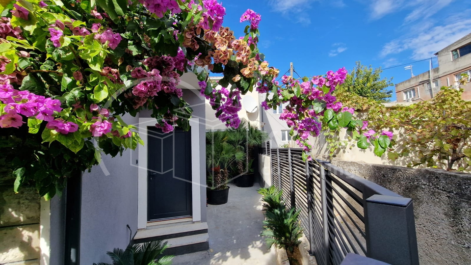 Kamena kuća u centru Kaštel Starog, 50m od more, novorenovirana - Designer Home