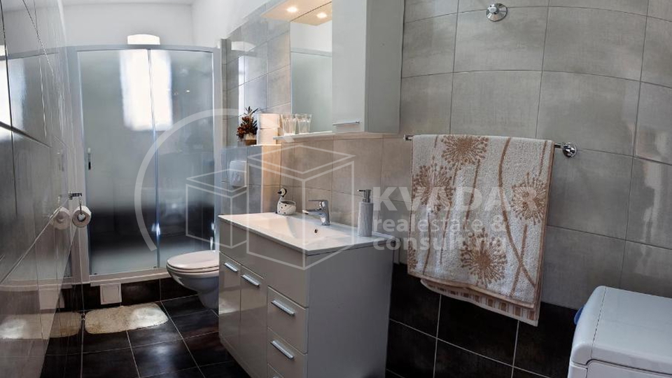 Split - Bačvice! Investicija! 3-soban stan 100m2/dva apartmana!
