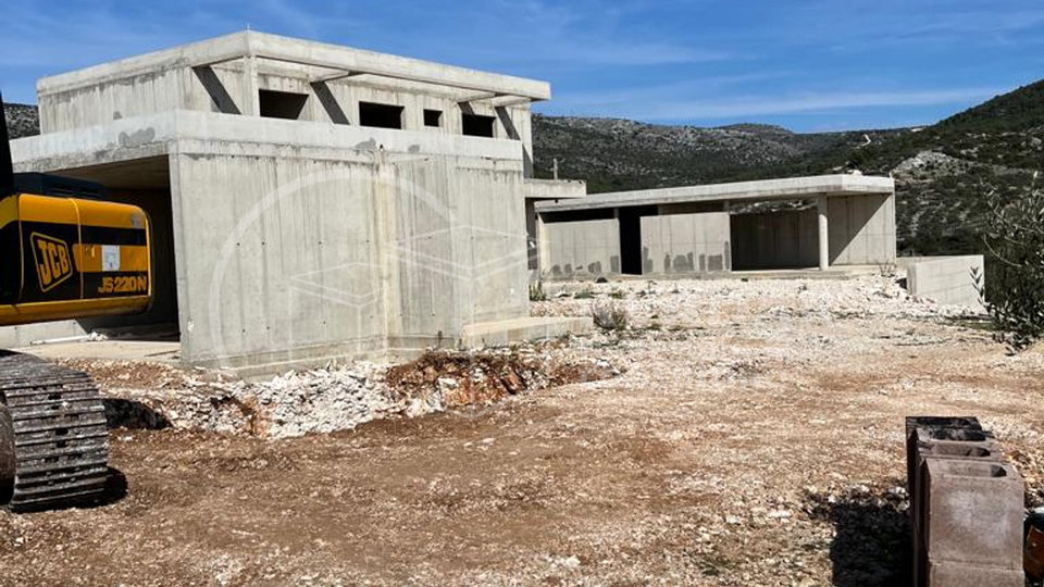 Stambeno - gospodarski objekat sa maslinikom na čestici od 7000m2