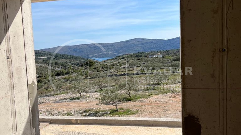 Stambeno - gospodarski objekat sa maslinikom na čestici od 7000m2