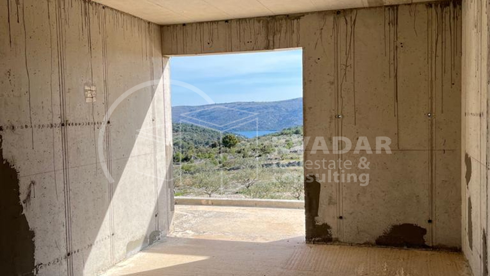 Stambeno - gospodarski objekat sa maslinikom na čestici od 7000m2