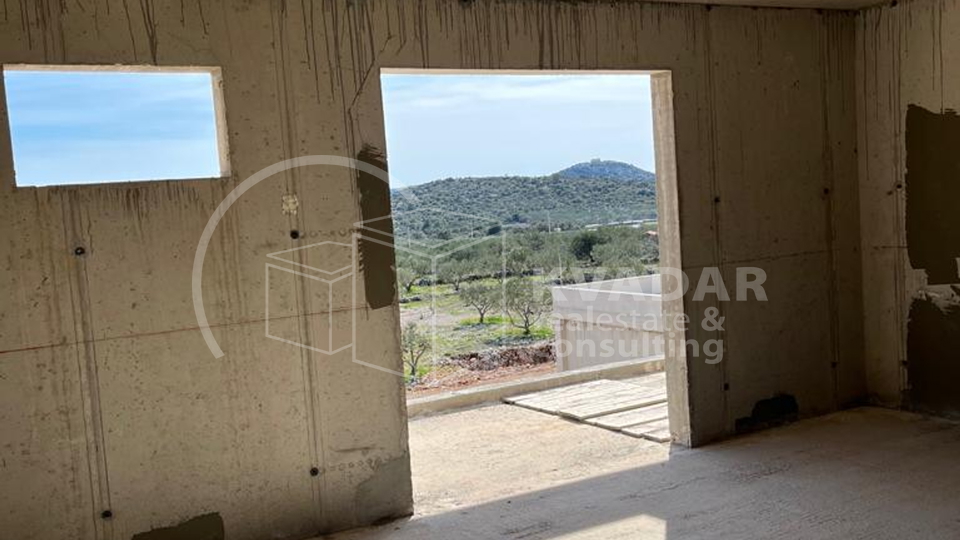 Stambeno - gospodarski objekat sa maslinikom na čestici od 7000m2