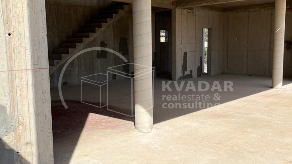Stambeno - gospodarski objekat sa maslinikom na čestici od 7000m2