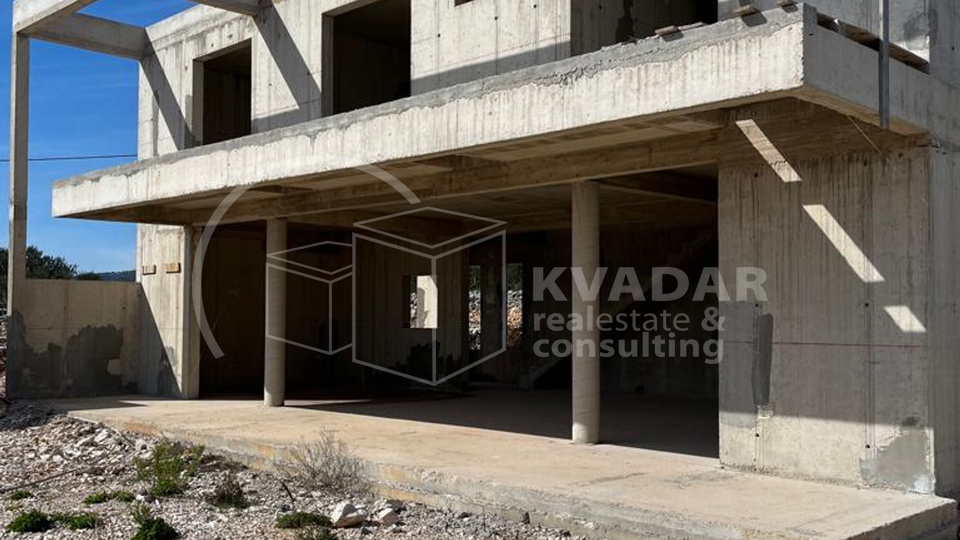 Stambeno - gospodarski objekat sa maslinikom na čestici od 7000m2