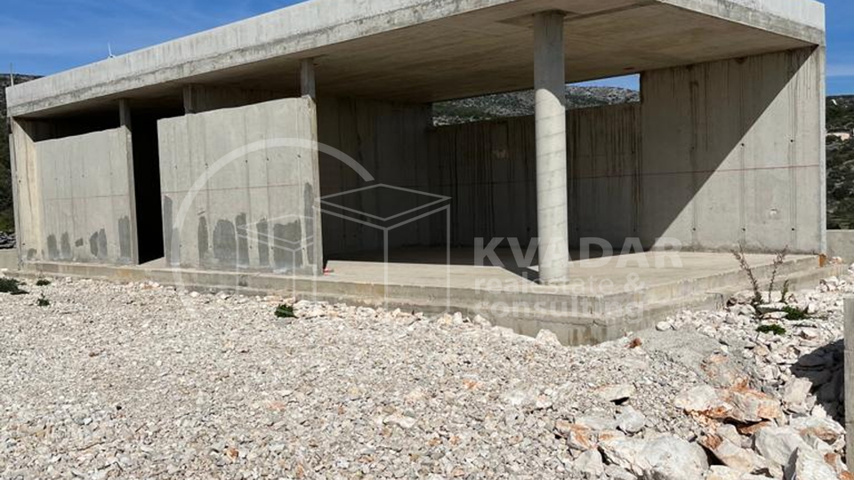 Stambeno - gospodarski objekat sa maslinikom na čestici od 7000m2