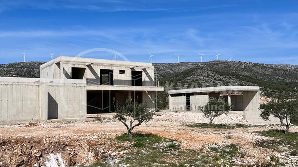 Stambeno - gospodarski objekat sa maslinikom na čestici od 7000m2