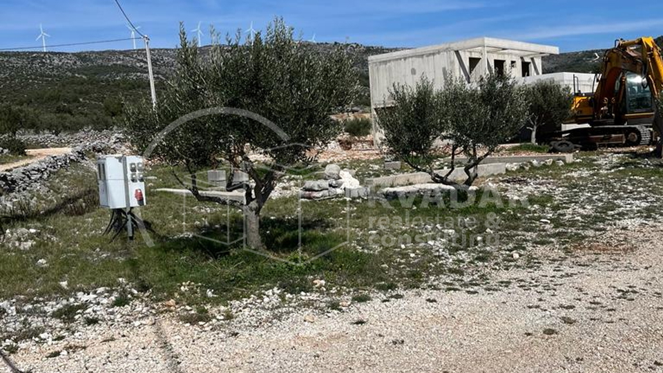Stambeno - gospodarski objekat sa maslinikom na čestici od 7000m2