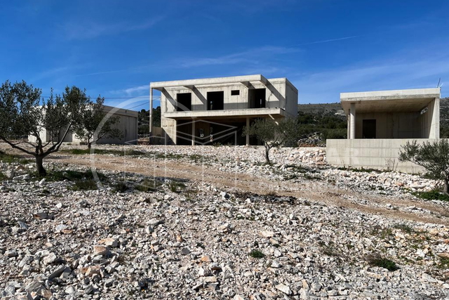 Stambeno - gospodarski objekat sa maslinikom na čestici od 7000m2