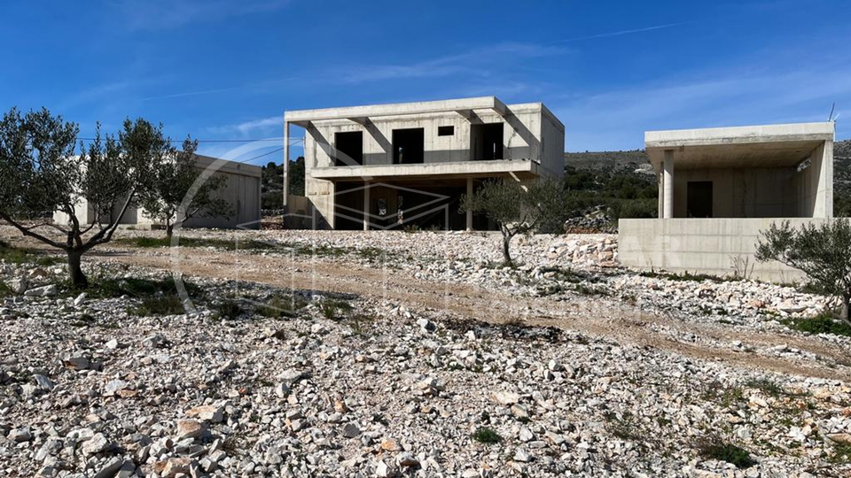 Stambeno - gospodarski objekat sa maslinikom na čestici od 7000m2