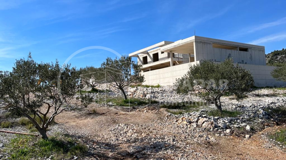 Stambeno - gospodarski objekat sa maslinikom na čestici od 7000m2