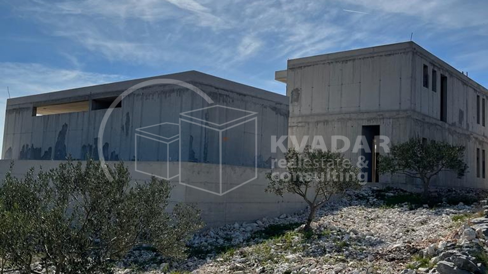 Stambeno - gospodarski objekat sa maslinikom na čestici od 7000m2