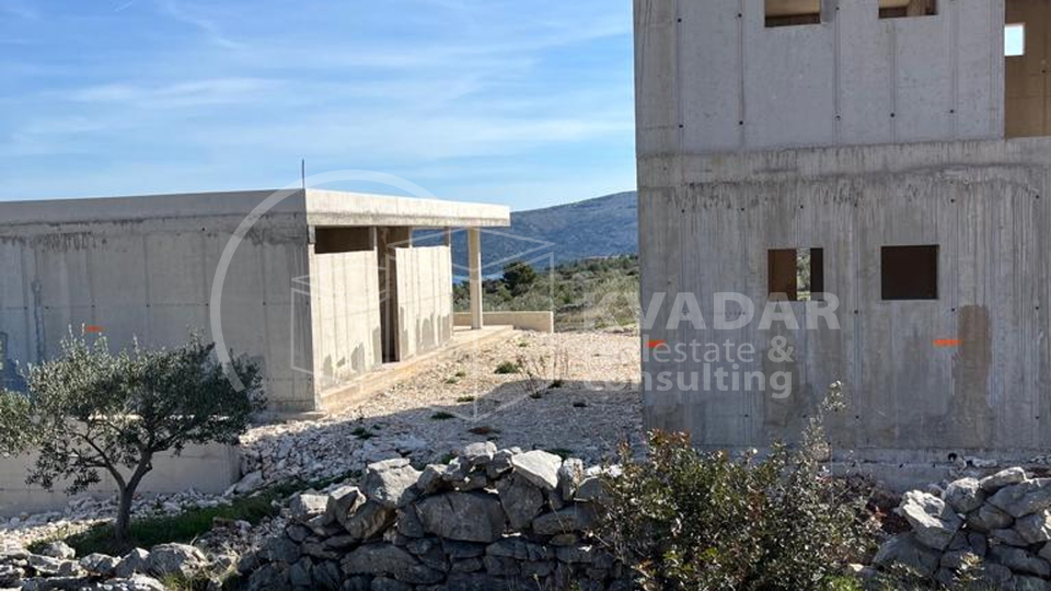 Stambeno - gospodarski objekat sa maslinikom na čestici od 7000m2