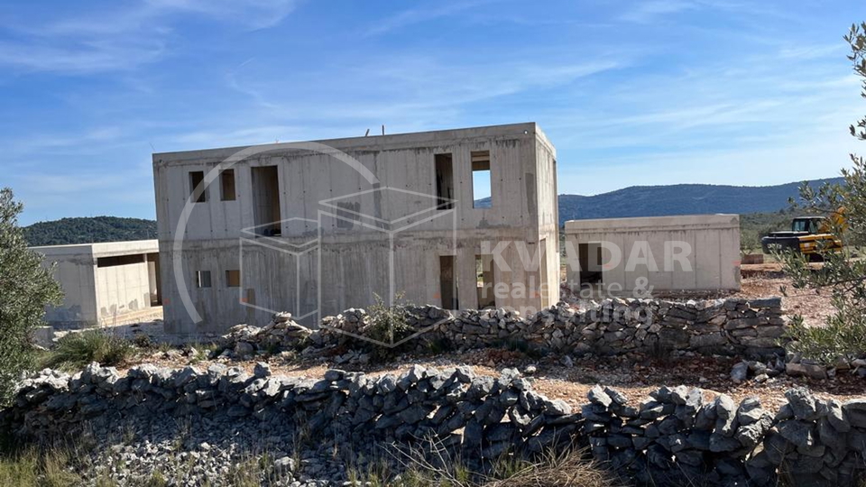 Stambeno - gospodarski objekat sa maslinikom na čestici od 7000m2