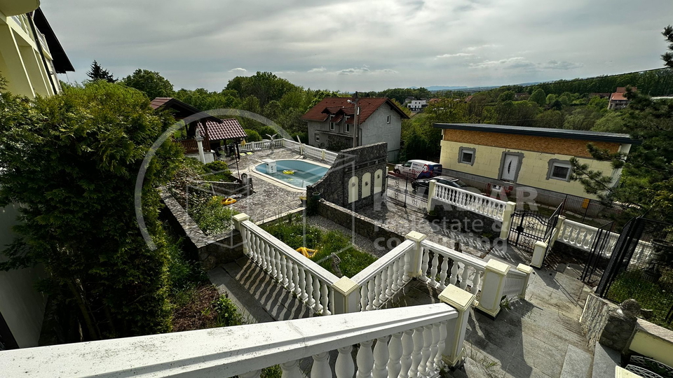 G. DUBRAVA***/vila sa bazenom/tri stana/prekrasna okućnica/parking+garaža!!
