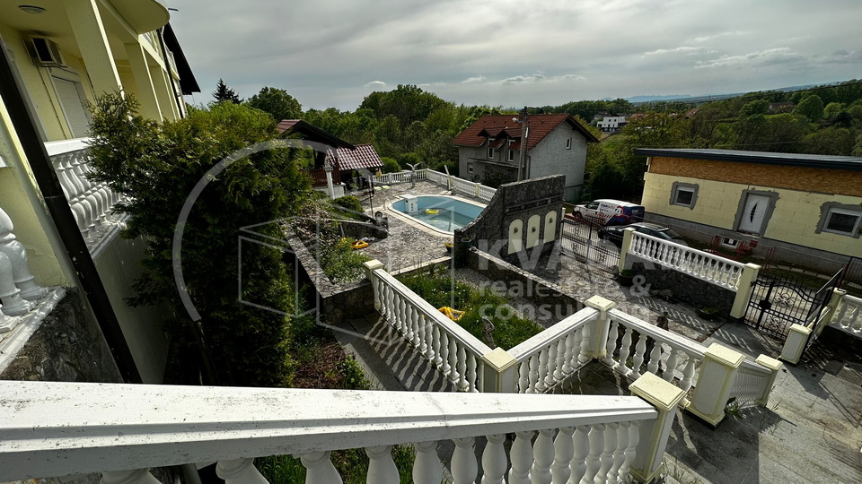 G. DUBRAVA***/vila sa bazenom/tri stana/prekrasna okućnica/parking+garaža!!
