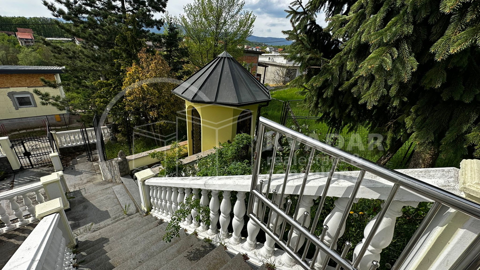 G. DUBRAVA***/vila sa bazenom/tri stana/prekrasna okućnica/parking+garaža!!