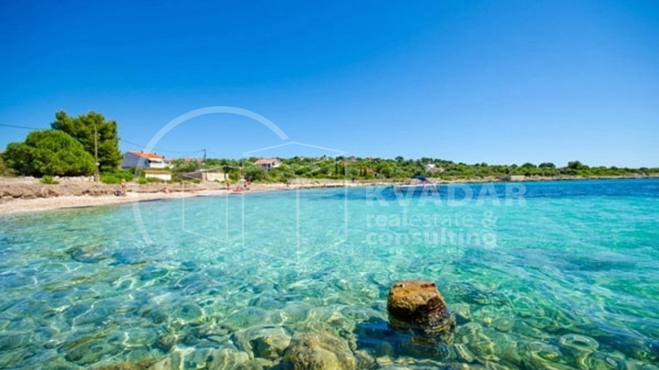 Teren  od  1072m2 na Drveniku malom,  predio Kantunine + poljoprivredni teren od 1313m2 na području Rata , nadomak Trogiru