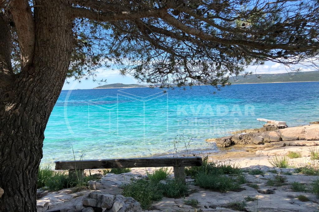 Prostrani poljoprivredni teren na Drveniku malom (30.000m2), nadomak Trogiru!