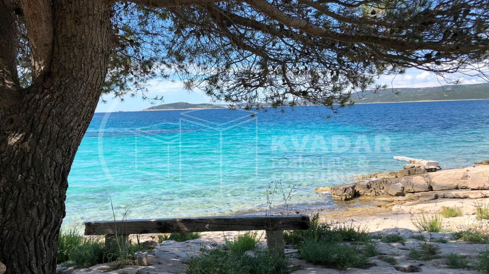 Teren  od  1072m2 na Drveniku malom,  predio Kantunine + poljoprivredni teren od 1313m2 na području Rata , nadomak Trogiru