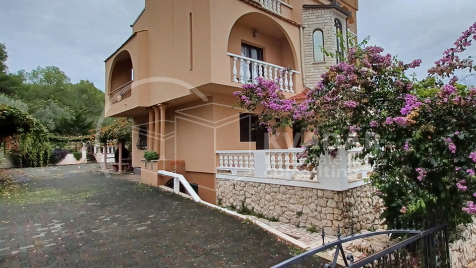 KUĆA sa 7 APARTMANA s prostranim parkingom - otvoreni pogled na more - Okrug Gornji - Otok Čiovo