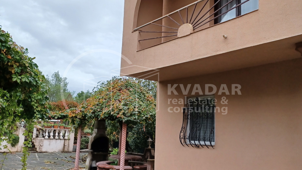 KUĆA sa 7 STAMBENIH JEDINICA s pogledom na more - Okrug Gornji - Otok Čiovo