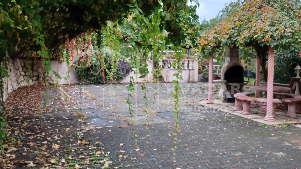 KUĆA sa 7 STAMBENIH JEDINICA s pogledom na more - Okrug Gornji - Otok Čiovo