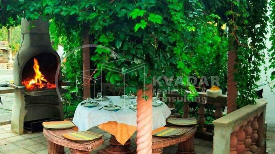 KUĆA sa 7 STAMBENIH JEDINICA s pogledom na more - Okrug Gornji - Otok Čiovo