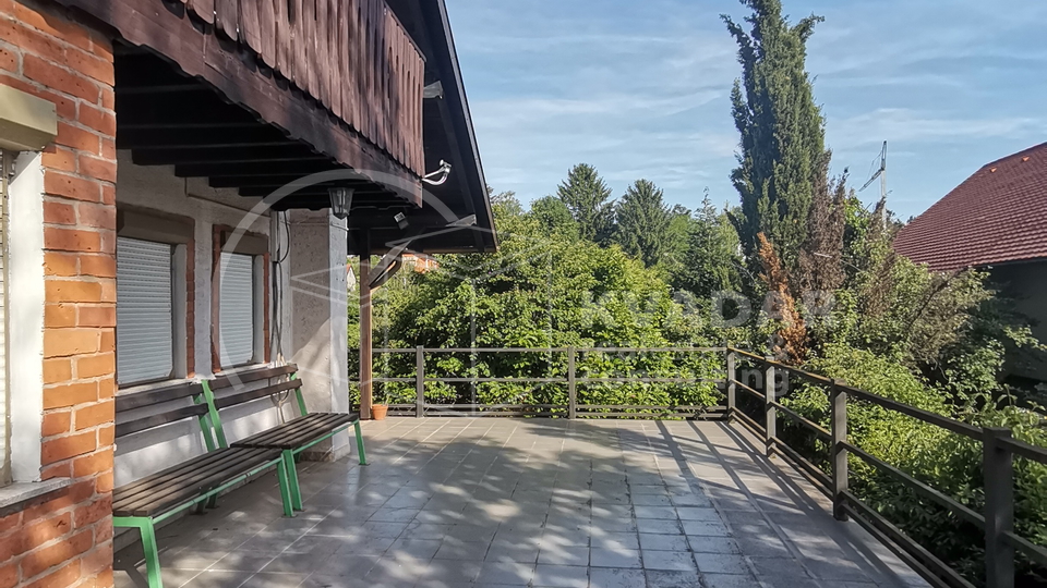 JEDINSTVENA NEKRETNINA! Gornja Dubrava, prekrasna kuća s garažom, bazenom i teniskim terenom(1394 m2)