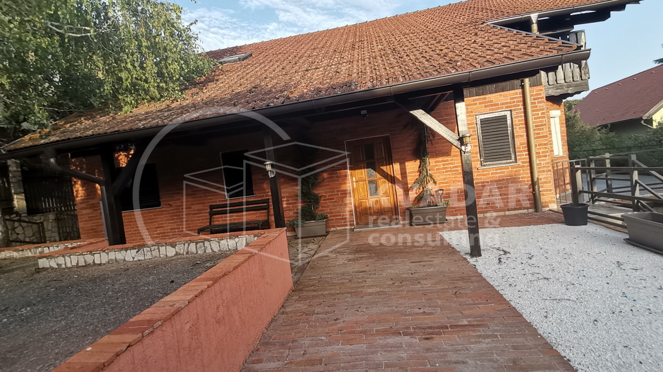 JEDINSTVENA NEKRETNINA! Gornja Dubrava, prekrasna kuća s garažom, bazenom i teniskim terenom(1394 m2)