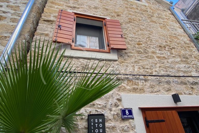 Kamena kuća u nizu - centar Kaštel Lukšića - novo renovirana