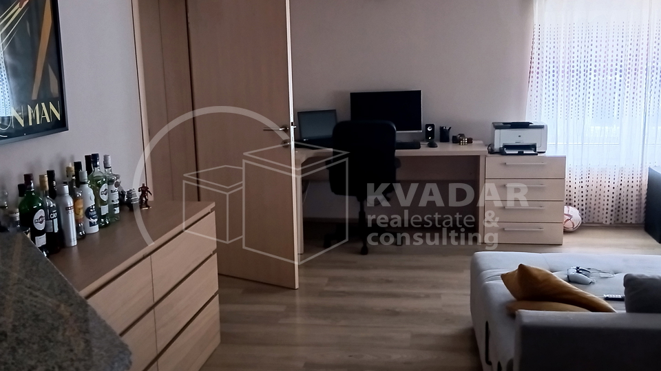 STAMBENO POSLOVNA ZGRADA / IZVRSNA LOKACIJA / PRILIKA ZA INVESTICIJU