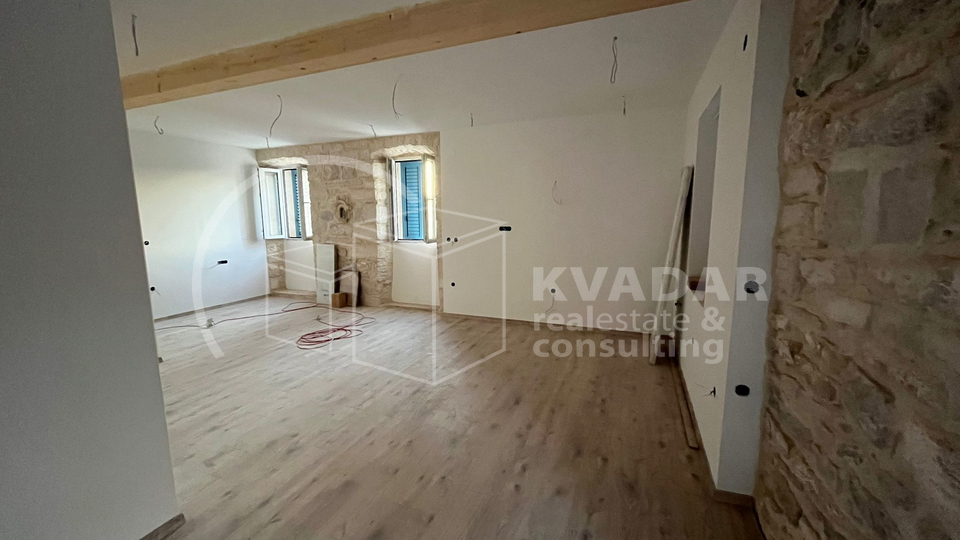 KORČULA/ŽRNOVO, APARTMENT in NEWRENOVATED STONE HOUSE 100m2