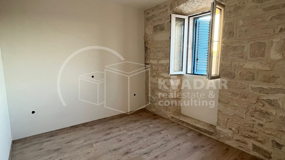 KORČULA/ŽRNOVO, APARTMENT in NEWRENOVATED STONE HOUSE 100m2
