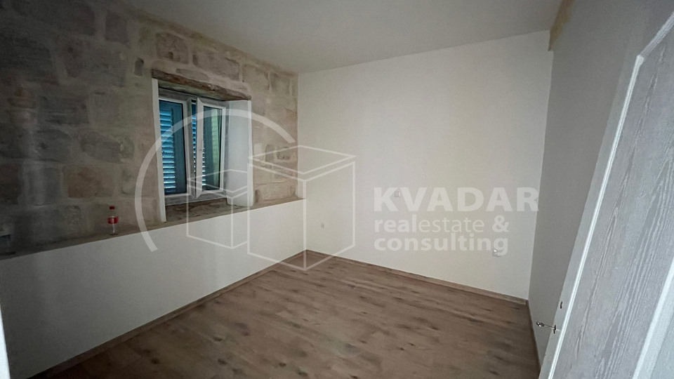 KORČULA/ŽRNOVO, APARTMENT in NEWRENOVATED STONE HOUSE 100m2
