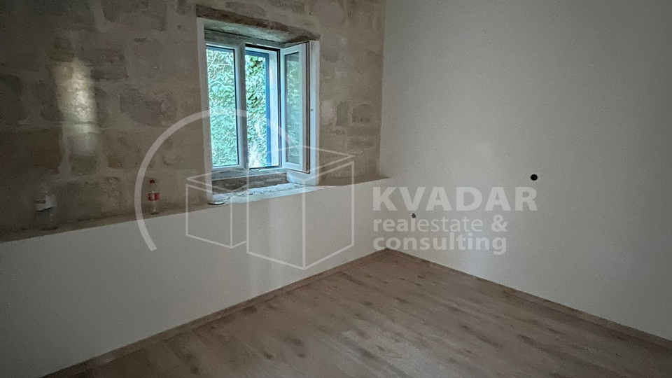 KORČULA/ŽRNOVO, APARTMENT in NEWRENOVATED STONE HOUSE 100m2
