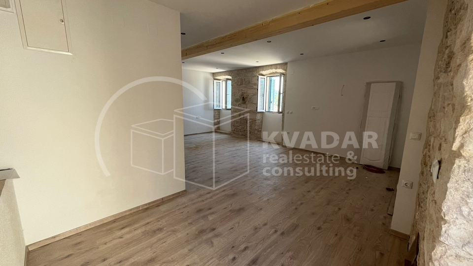 KORČULA/ŽRNOVO, APARTMENT in NEWRENOVATED STONE HOUSE 100m2