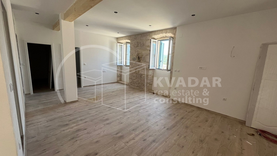 KORČULA/ŽRNOVO, APARTMENT in NEWRENOVATED STONE HOUSE 100m2