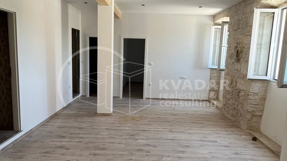 KORČULA/ŽRNOVO, APARTMENT in NEWRENOVATED STONE HOUSE 100m2