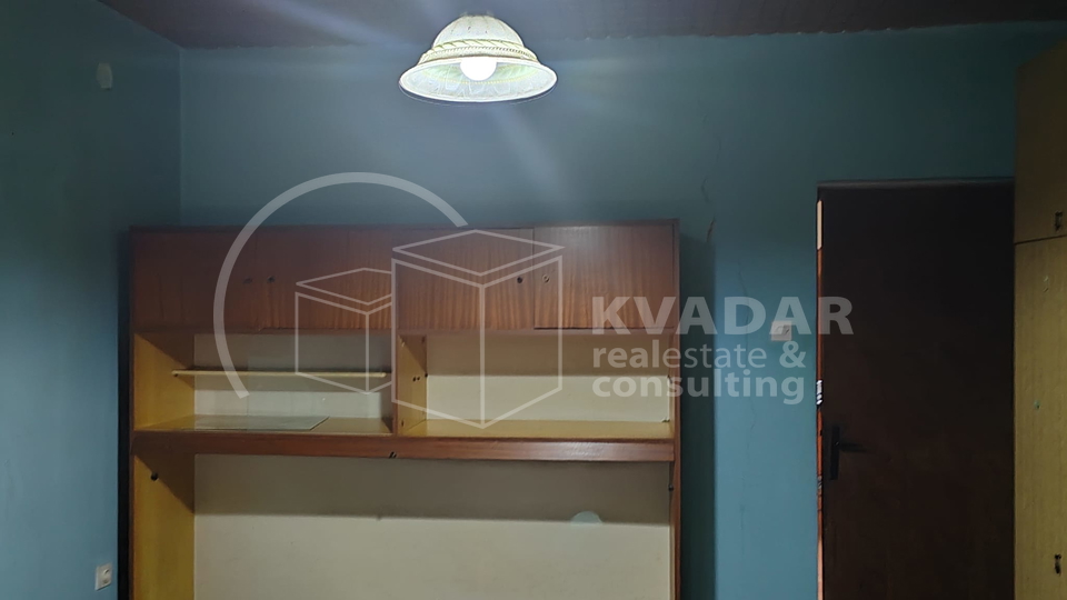 SISAK,CENTAR,KUĆA SA 2 DVORIŠNE ZGRADE I DVORIŠTEM.