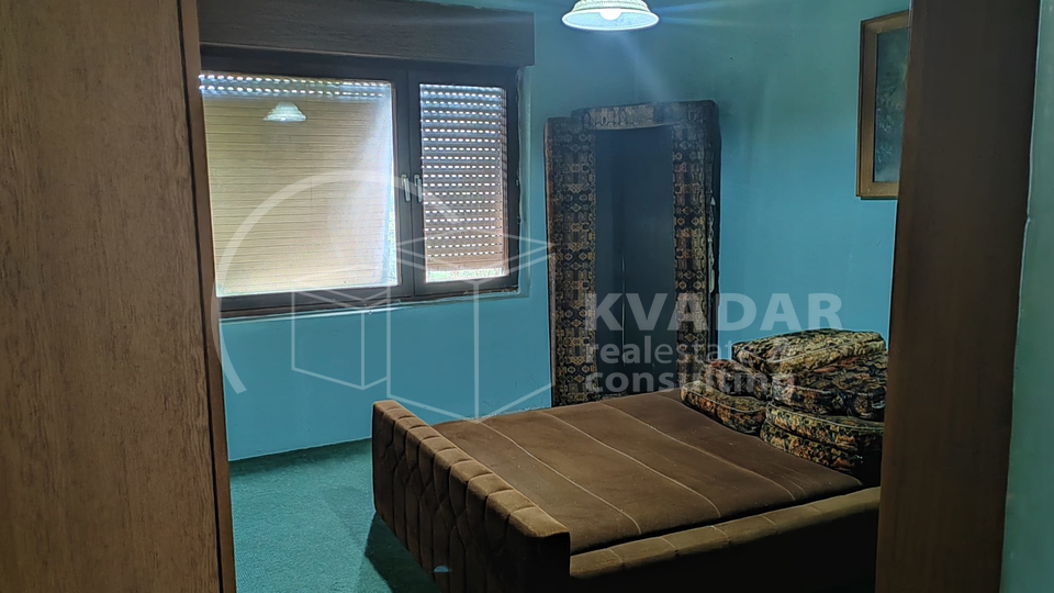 SISAK,CENTAR,KUĆA SA 2 DVORIŠNE ZGRADE I DVORIŠTEM.