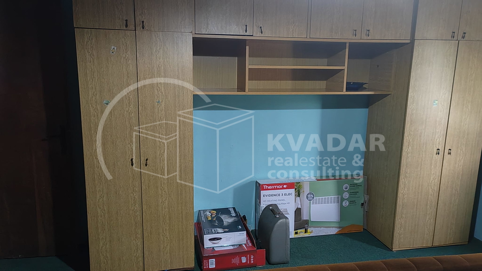 SISAK,CENTAR,KUĆA SA 2 DVORIŠNE ZGRADE I DVORIŠTEM.
