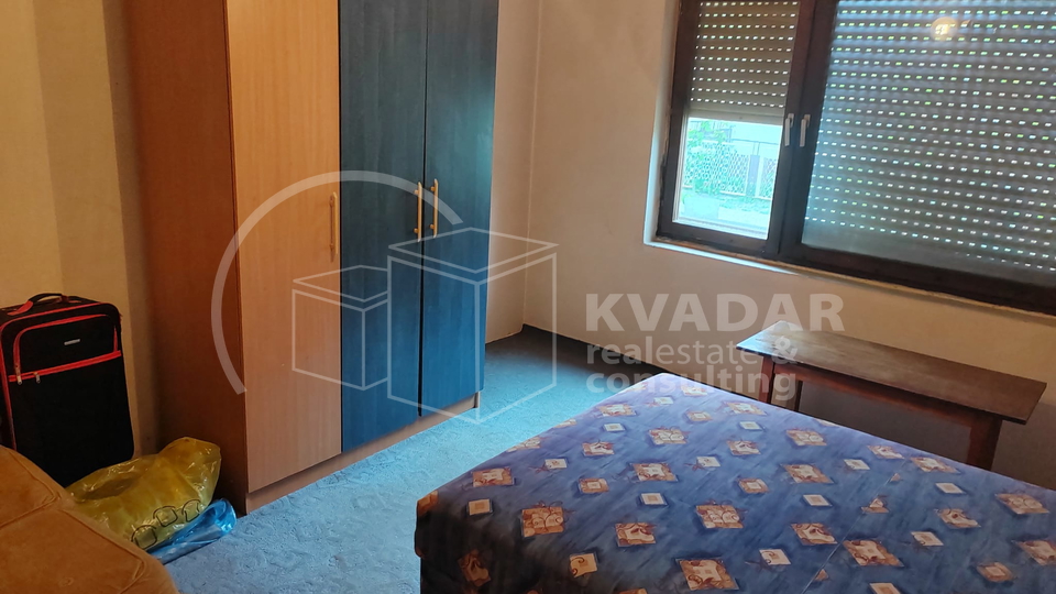 SISAK,CENTAR,KUĆA SA 2 DVORIŠNE ZGRADE I DVORIŠTEM.