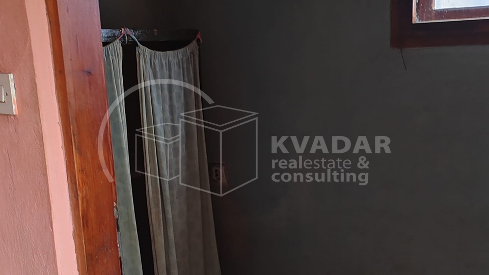 SISAK,CENTAR,KUĆA SA 2 DVORIŠNE ZGRADE I DVORIŠTEM.